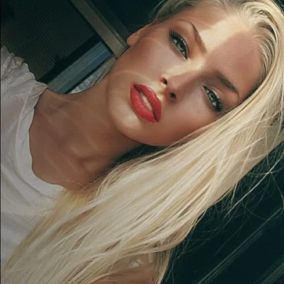 Hair | 24 Straight Bleach Blonde 28 G 4 Peice Clip Ins 